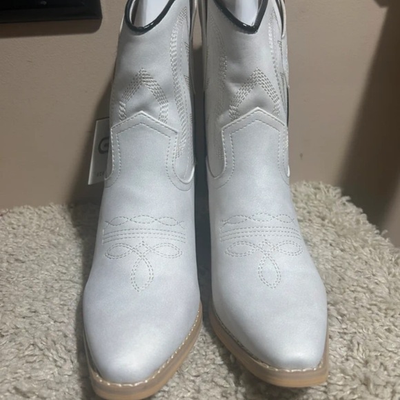 Chic White Western Ankle Booties - Picture 6 of 7
